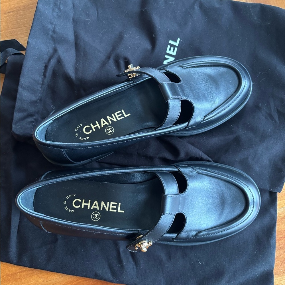 EUC CHANEL Calfskin CC Turnlock Moccasin Loafers 37 in  Black with dust bags - Picture 2 of 9